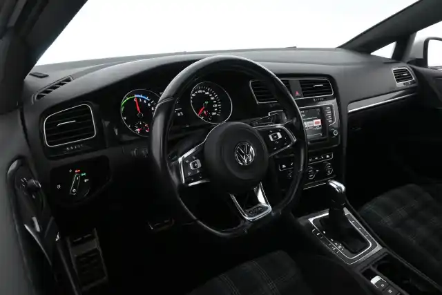 Valkoinen Viistoperä, Volkswagen Golf – CKG-137