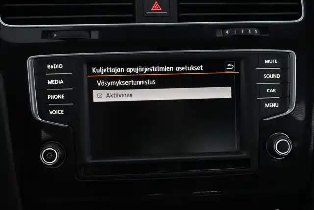 Valkoinen Viistoperä, Volkswagen Golf – CKG-137