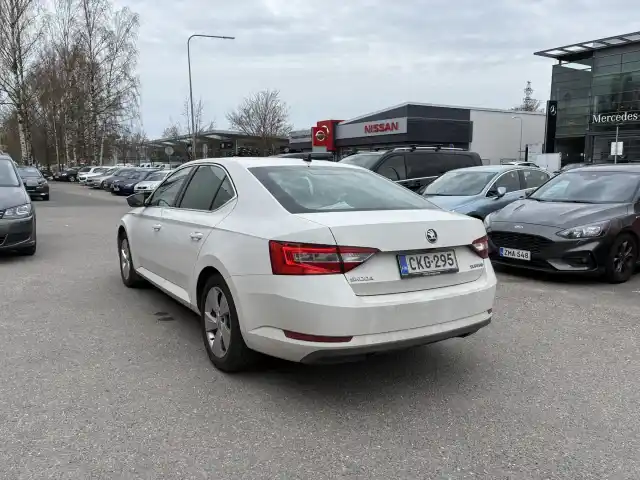 Valkoinen Sedan, Skoda Superb – CKG-295