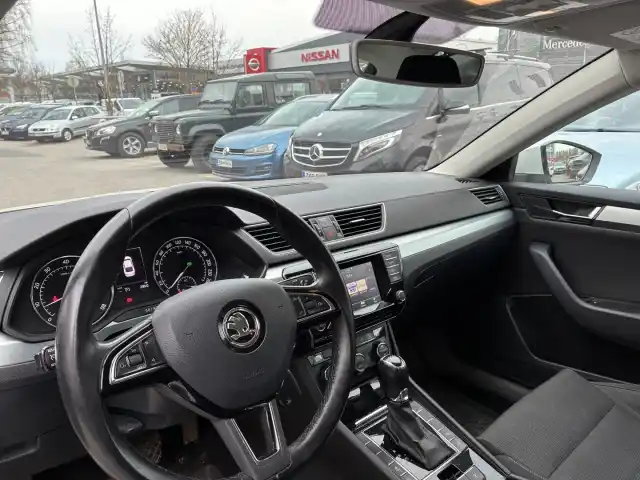 Valkoinen Sedan, Skoda Superb – CKG-295
