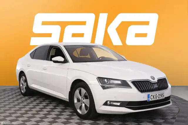 Valkoinen Sedan, Skoda Superb – CKG-295