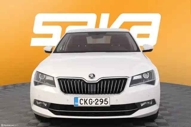 Valkoinen Sedan, Skoda Superb – CKG-295