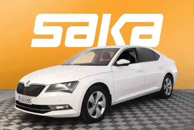 Valkoinen Sedan, Skoda Superb – CKG-295