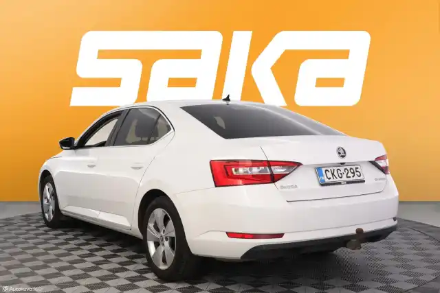 Valkoinen Sedan, Skoda Superb – CKG-295