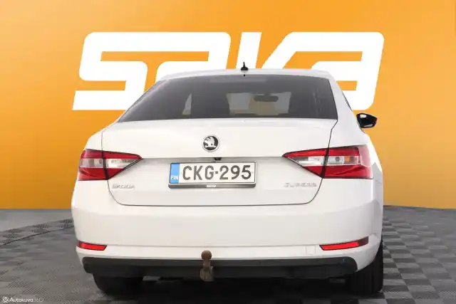 Valkoinen Sedan, Skoda Superb – CKG-295