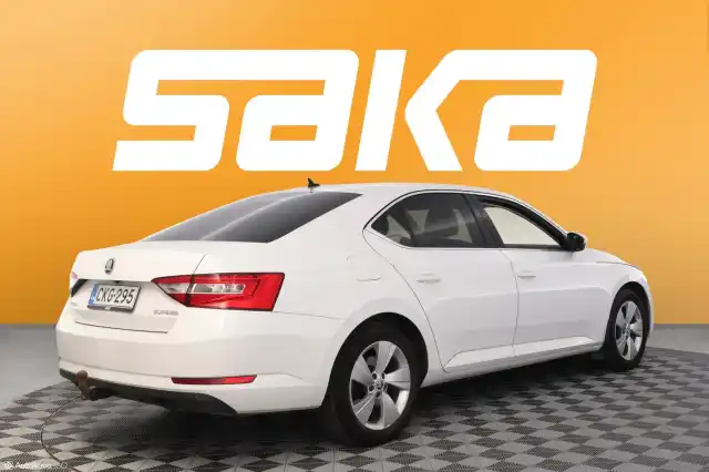 Valkoinen Sedan, Skoda Superb – CKG-295