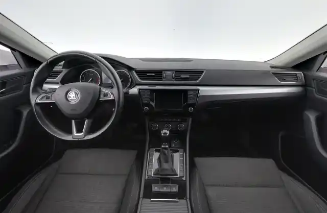 Valkoinen Sedan, Skoda Superb – CKG-295
