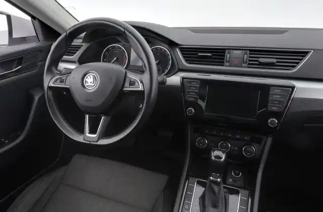 Valkoinen Sedan, Skoda Superb – CKG-295