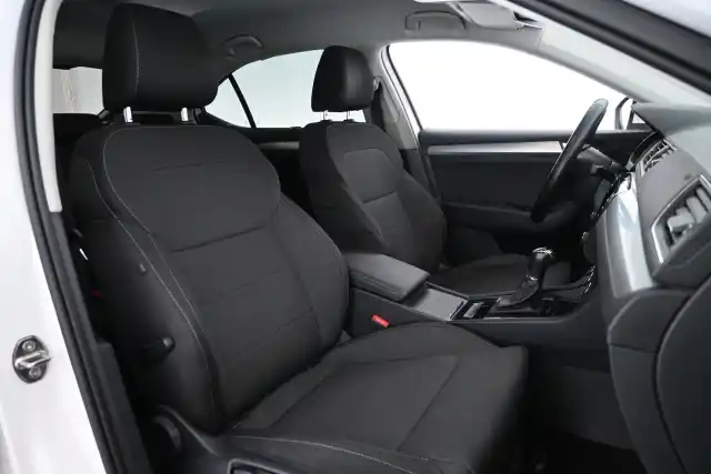 Valkoinen Sedan, Skoda Superb – CKG-295