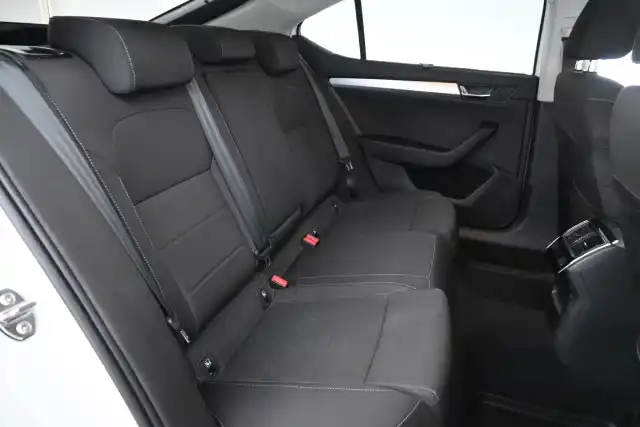 Valkoinen Sedan, Skoda Superb – CKG-295