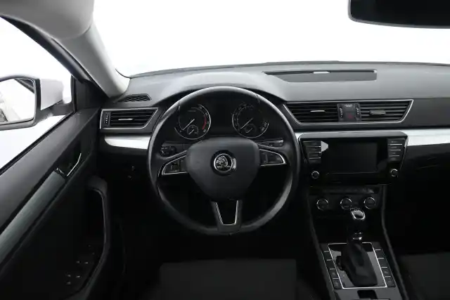 Valkoinen Sedan, Skoda Superb – CKG-295