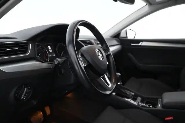 Valkoinen Sedan, Skoda Superb – CKG-295