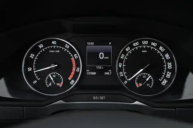Valkoinen Sedan, Skoda Superb – CKG-295