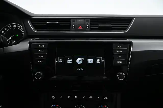 Valkoinen Sedan, Skoda Superb – CKG-295