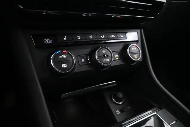 Valkoinen Sedan, Skoda Superb – CKG-295
