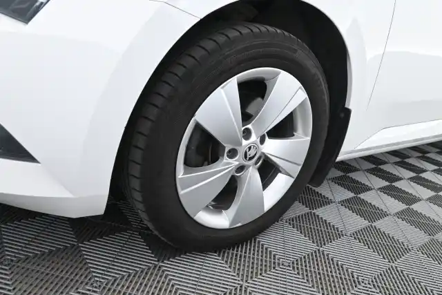 Valkoinen Sedan, Skoda Superb – CKG-295