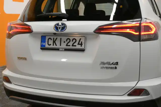 Valkoinen Maastoauto, Toyota RAV4 – CKI-224