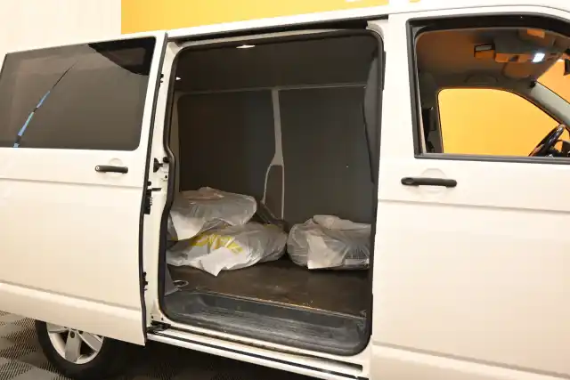 Valkoinen Pakettiauto, Volkswagen Transporter – CKK-441
