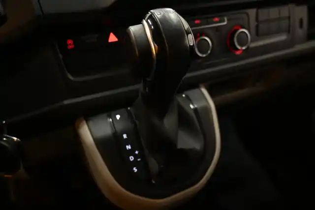 Valkoinen Pakettiauto, Volkswagen Transporter – CKK-441