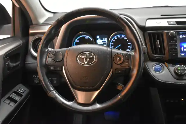 Valkoinen Maastoauto, Toyota RAV4 – CKK-601