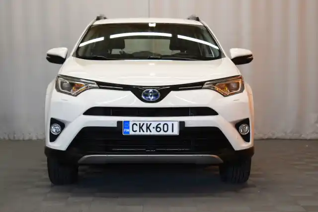 Valkoinen Maastoauto, Toyota RAV4 – CKK-601