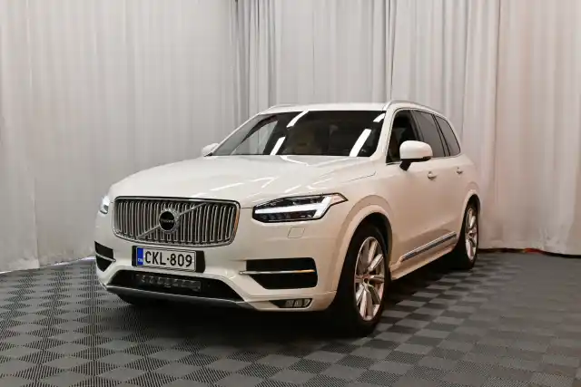 Valkoinen Maastoauto, Volvo XC90 – CKL-809