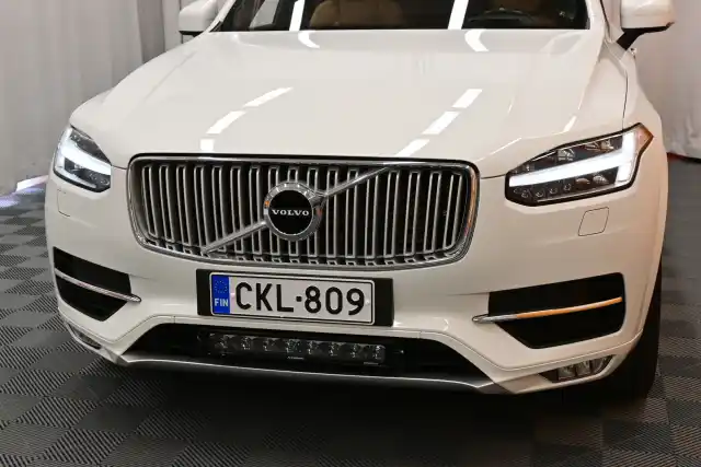 Valkoinen Maastoauto, Volvo XC90 – CKL-809