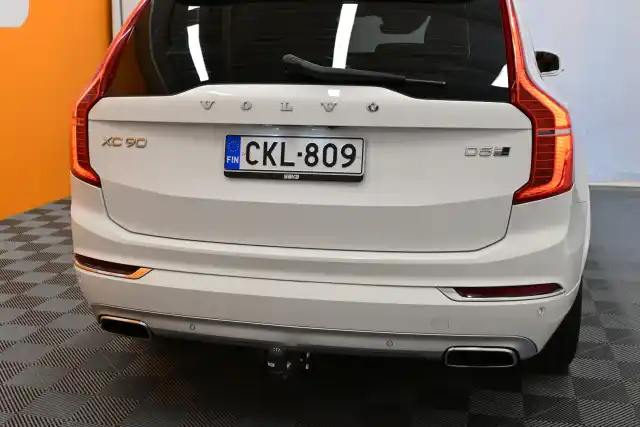 Valkoinen Maastoauto, Volvo XC90 – CKL-809