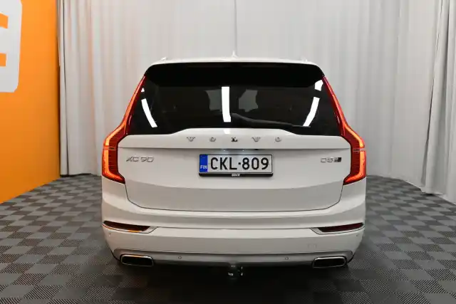 Valkoinen Maastoauto, Volvo XC90 – CKL-809