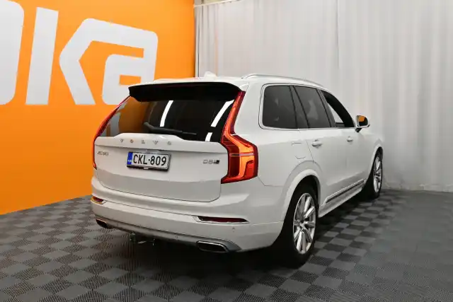 Valkoinen Maastoauto, Volvo XC90 – CKL-809