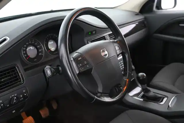 Harmaa Sedan, Volvo S80 – CKN-605