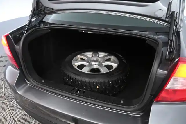 Harmaa Sedan, Volvo S80 – CKN-605