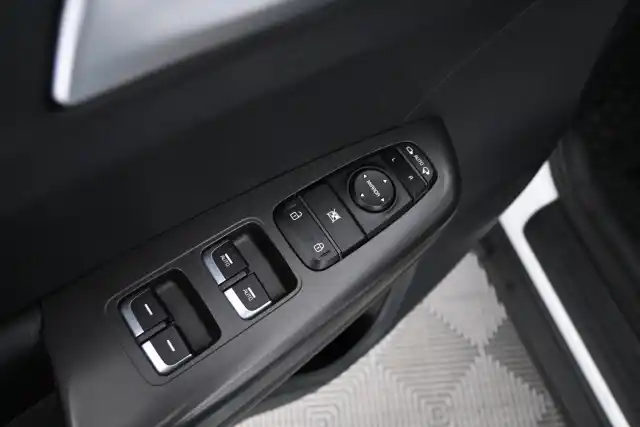 Valkoinen Maastoauto, Kia Sportage – CKP-836