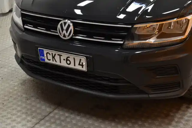 Harmaa Maastoauto, Volkswagen Tiguan – CKT-614
