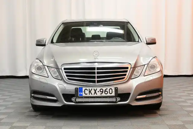 Harmaa Sedan, Mercedes-Benz E – CKX-960