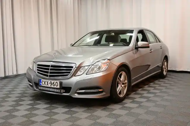 Harmaa Sedan, Mercedes-Benz E – CKX-960