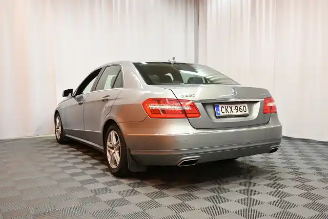 Harmaa Sedan, Mercedes-Benz E – CKX-960