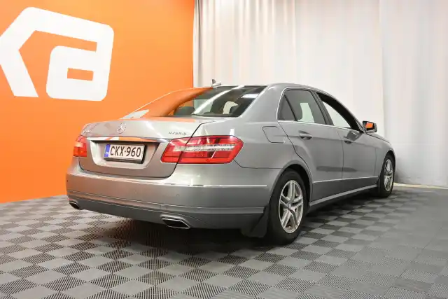 Harmaa Sedan, Mercedes-Benz E – CKX-960