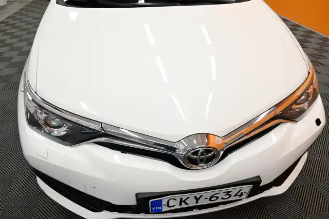 Valkoinen Viistoperä, Toyota Auris – CKY-634