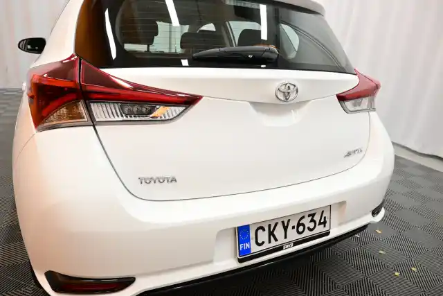 Valkoinen Viistoperä, Toyota Auris – CKY-634