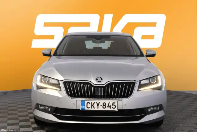 Harmaa Sedan, Skoda Superb – CKY-845