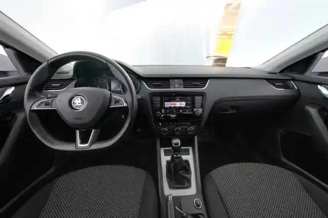 Valkoinen Farmari, Skoda Octavia – CLA-148