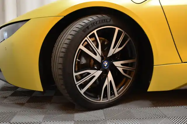 Valkoinen Coupe, BMW i8 – CLA-565