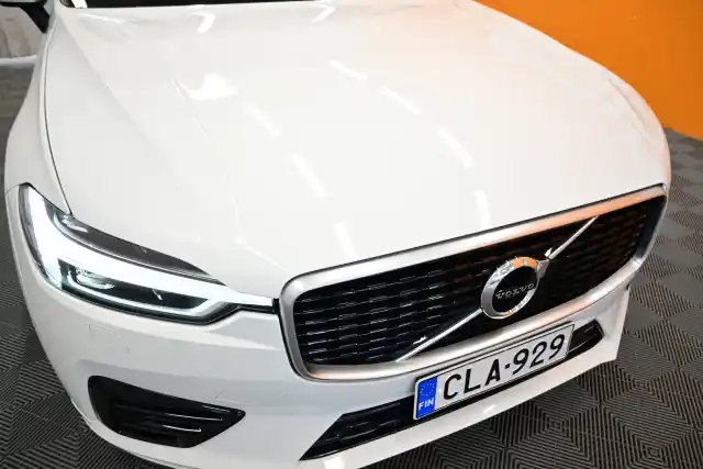 Valkoinen Maastoauto, Volvo XC60 – CLA-929