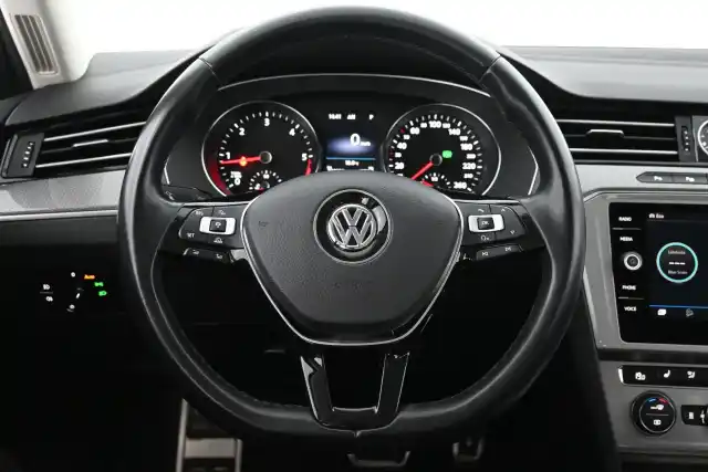 Punainen Farmari, Volkswagen Passat – CLB-144