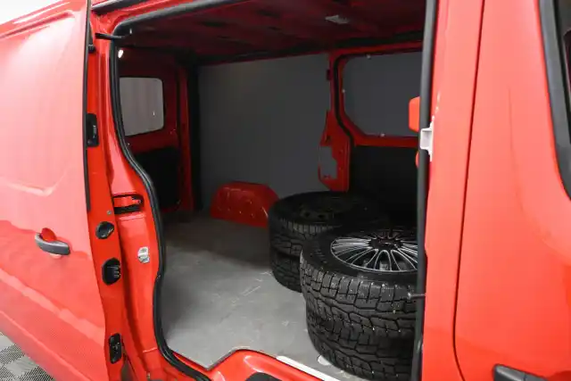 Punainen Pakettiauto, Opel Vivaro – CLB-712