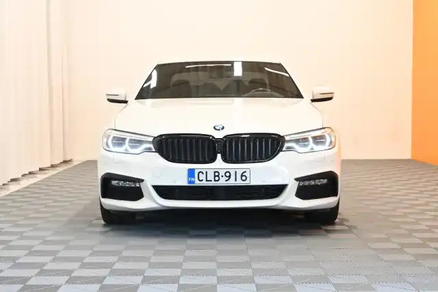 Valkoinen Sedan, BMW 530 – CLB-916