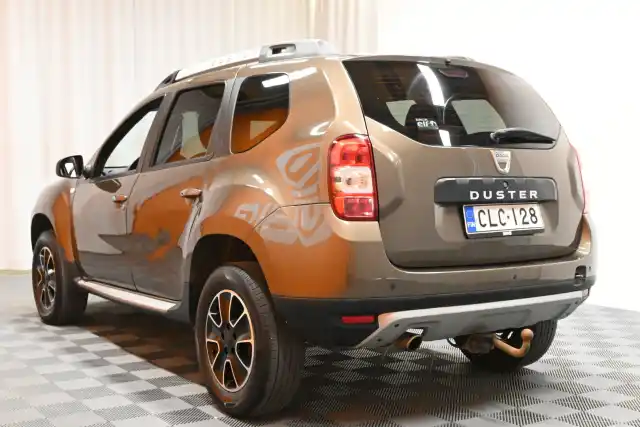 Ruskea Maastoauto, Dacia Duster – CLC-128