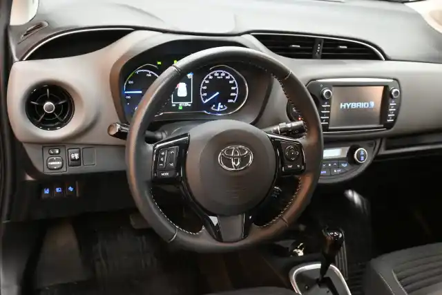 Musta Viistoperä, Toyota Yaris – CLC-266