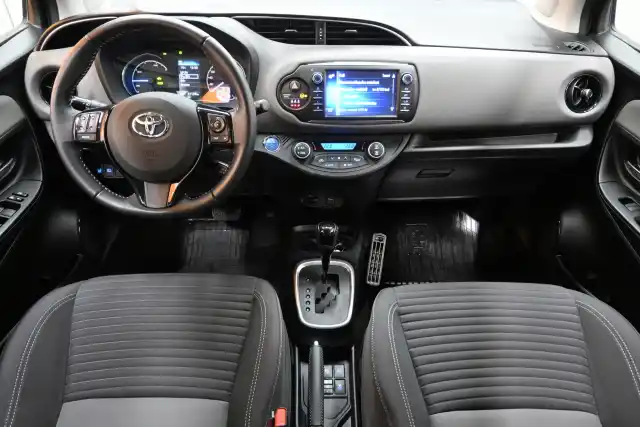 Musta Viistoperä, Toyota Yaris – CLC-266